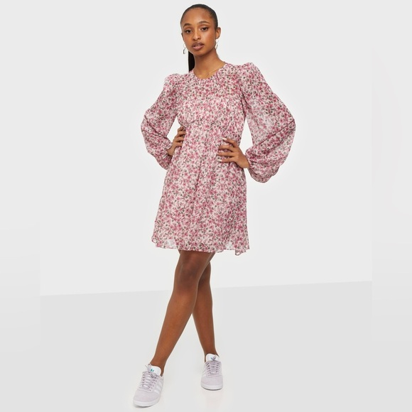 Ever New Dresses & Skirts - Ever New Pintuck Blouson Sleeve Ruched Mini Dress in Blush Ditsy NWT